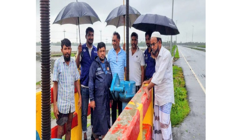 টানা বর্ষণে  মাতারবাড়িতে  জলাবদ্ধতা: এমপির নির্দেশে জরুরি পানি নিষ্কাশন কার্যক্রম,সুইচগেট খুলে স্বস্